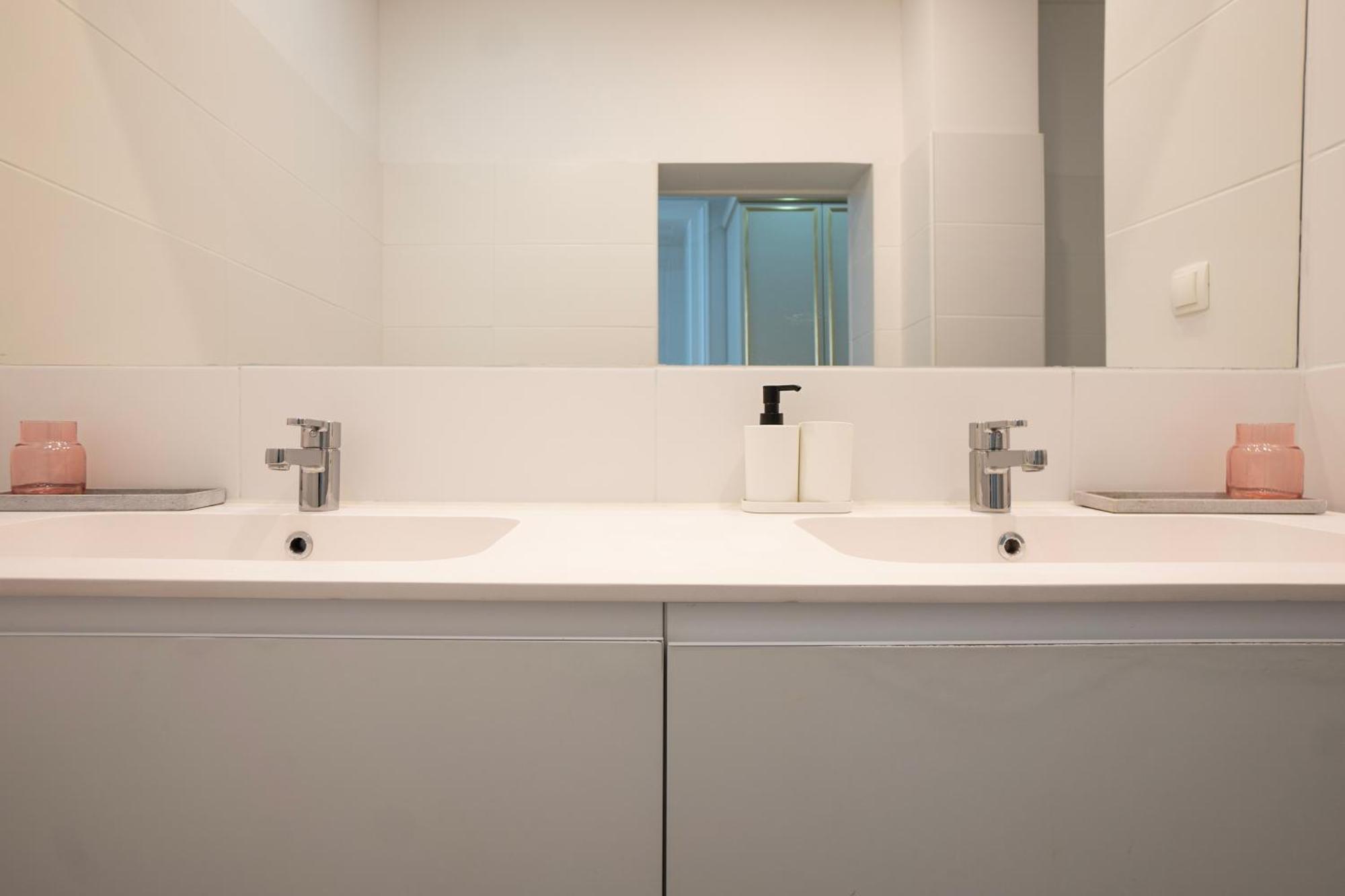 Charming 2-Room Apartment With Balcony, 15 Min To Center Βιέννη Εξωτερικό φωτογραφία