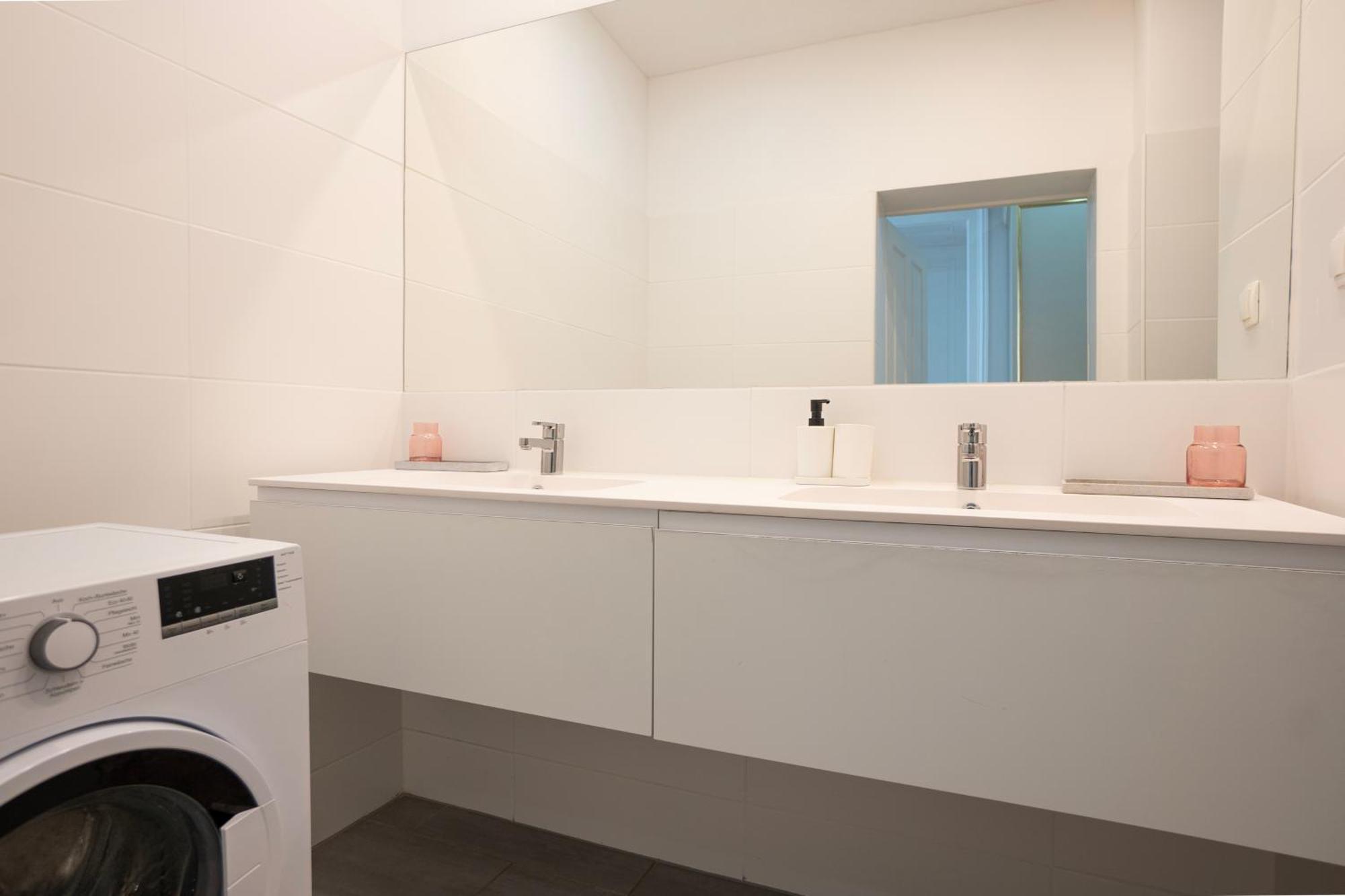 Charming 2-Room Apartment With Balcony, 15 Min To Center Βιέννη Εξωτερικό φωτογραφία